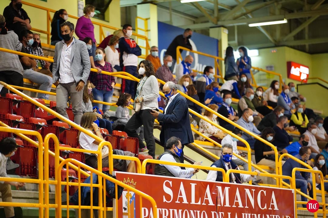 Aficionados del CB Avenida durante el partido en el pabellón de Würzburg