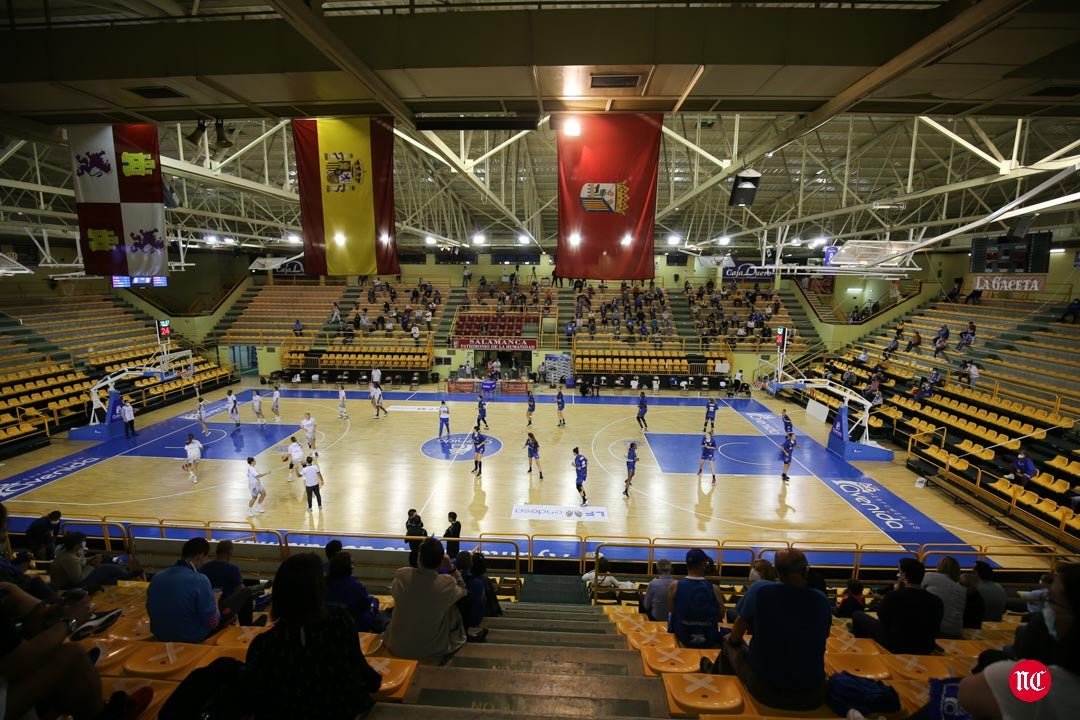Aficionados del CB Avenida durante el partido en el pabellón de Würzburg