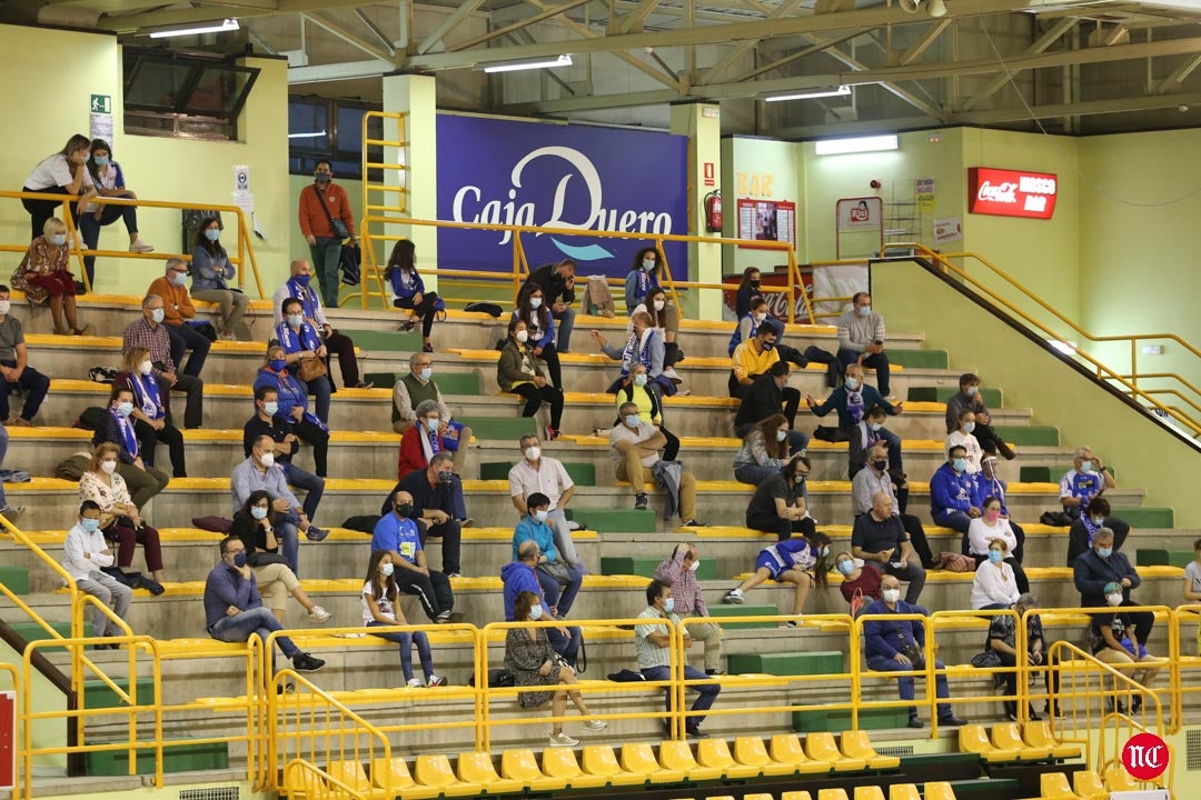 Aficionados del CB Avenida durante el partido en el pabellón de Würzburg