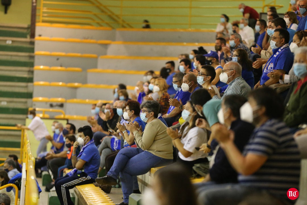 Aficionados del CB Avenida durante el partido en el pabellón de Würzburg