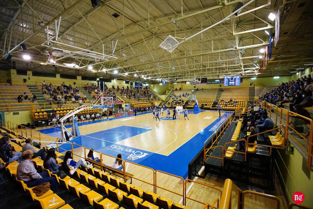 Aficionados del CB Avenida durante el partido en el pabellón de Würzburg