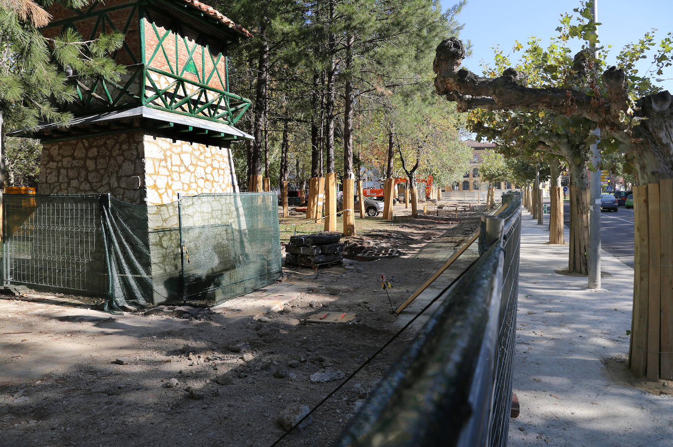 El parque, cuya reforma empezó en julio, ya luce un suelo igualado con el nivel de la calle.