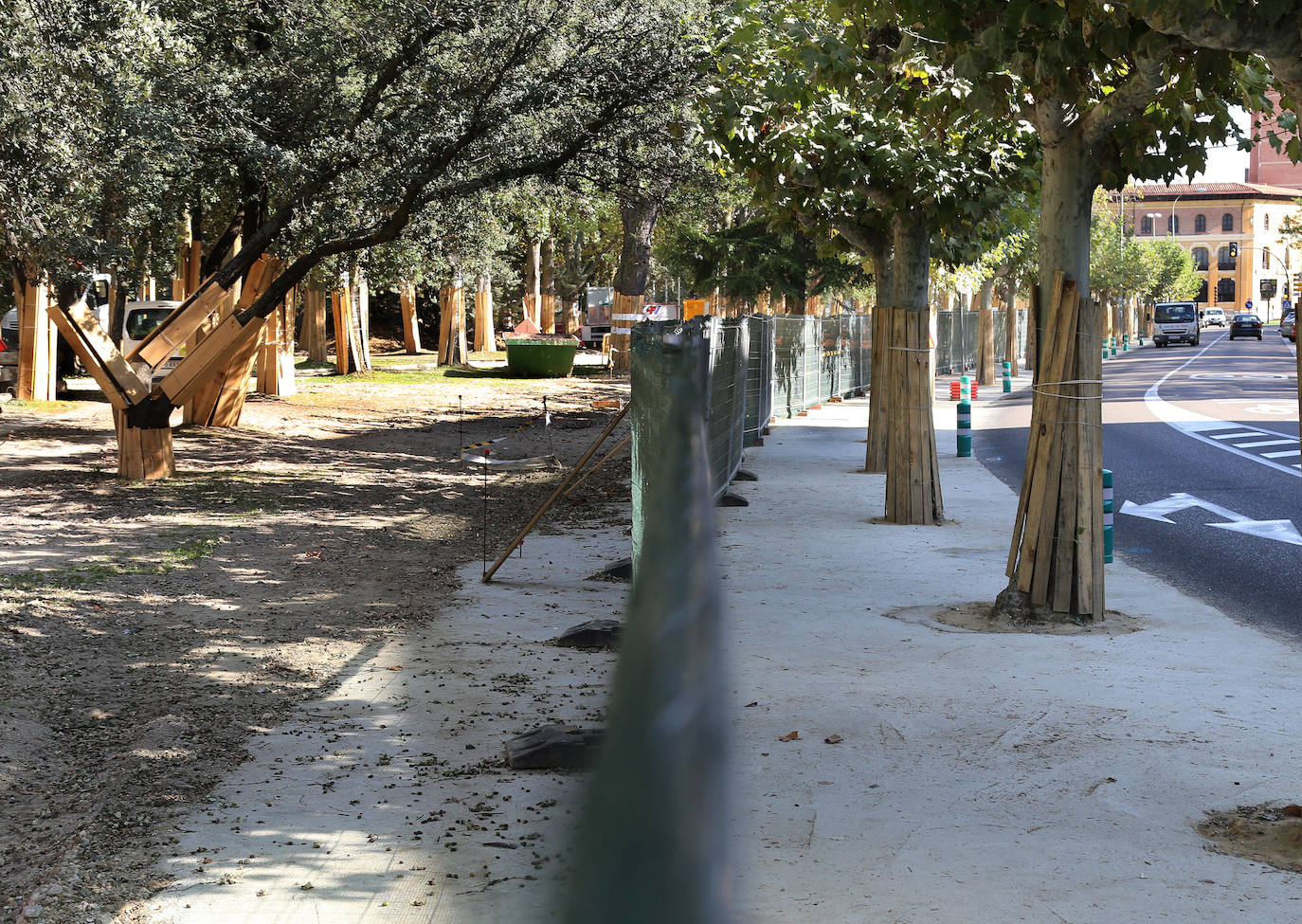 El parque, cuya reforma empezó en julio, ya luce un suelo igualado con el nivel de la calle.