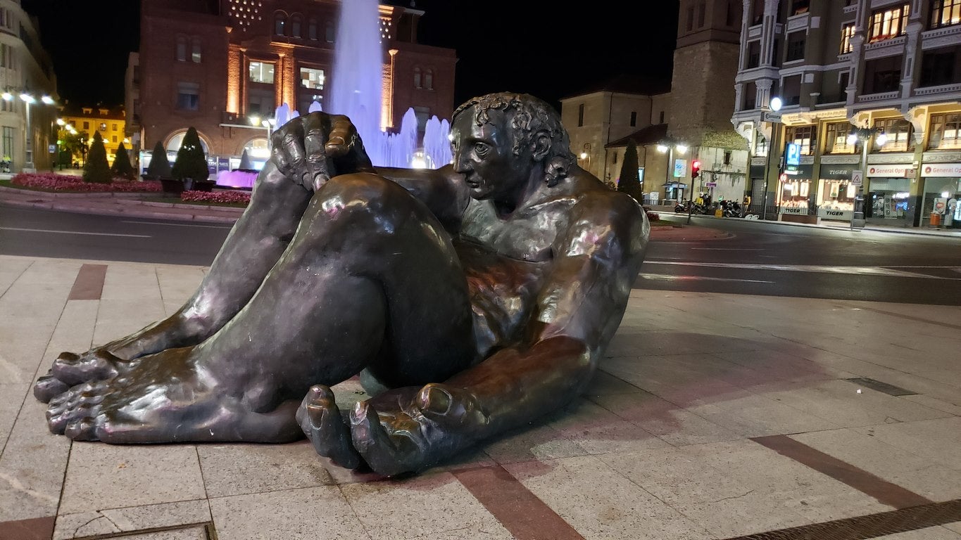 León ha apagado la luz este miércoles a las 23:00 horas. Es la primera jornada de confinamiento perimetral para la capital y San Andrés del Rabanedo. A esa hora la calle en la ciudad era un desierto.