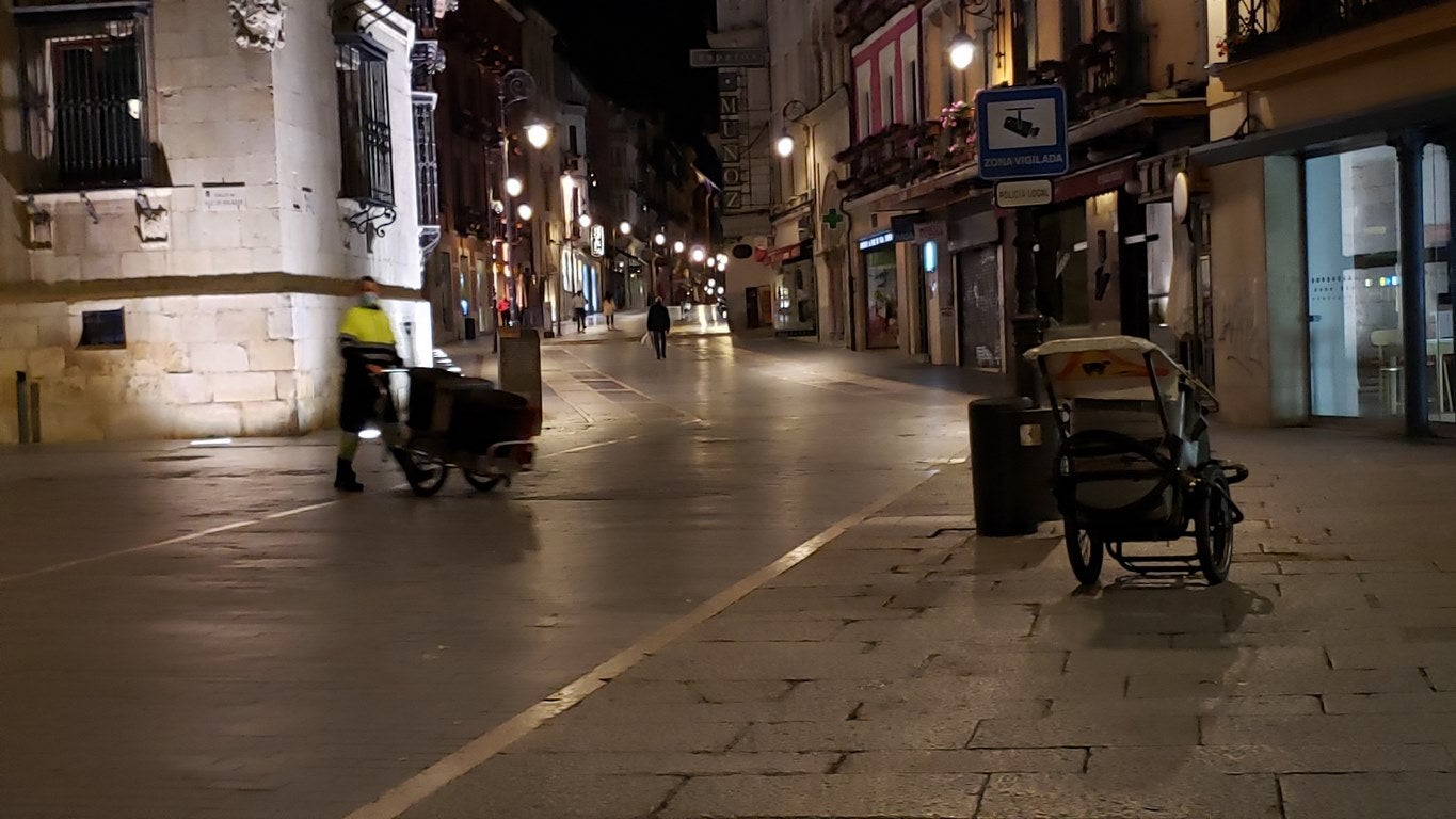 León ha apagado la luz este miércoles a las 23:00 horas. Es la primera jornada de confinamiento perimetral para la capital y San Andrés del Rabanedo. A esa hora la calle en la ciudad era un desierto.