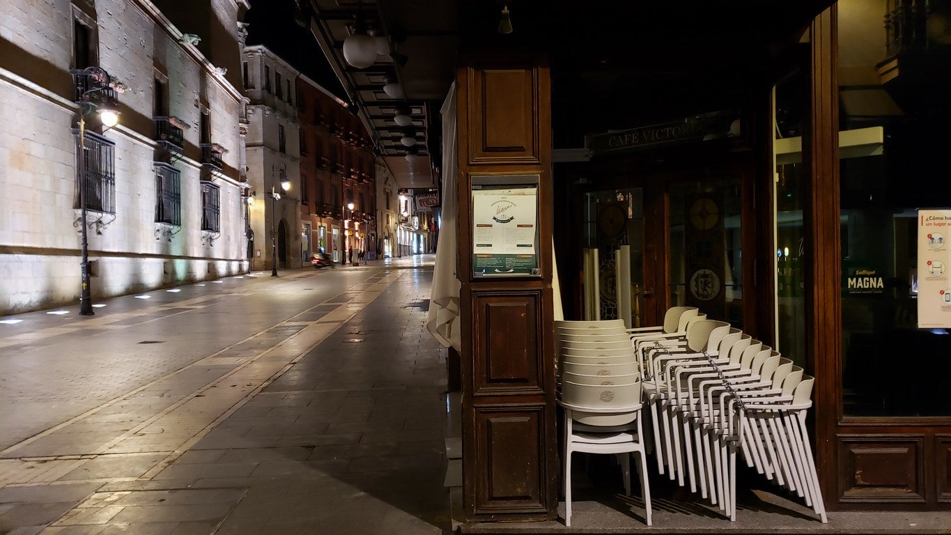 León ha apagado la luz este miércoles a las 23:00 horas. Es la primera jornada de confinamiento perimetral para la capital y San Andrés del Rabanedo. A esa hora la calle en la ciudad era un desierto.