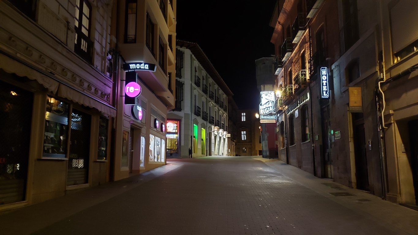 León ha apagado la luz este miércoles a las 23:00 horas. Es la primera jornada de confinamiento perimetral para la capital y San Andrés del Rabanedo. A esa hora la calle en la ciudad era un desierto.