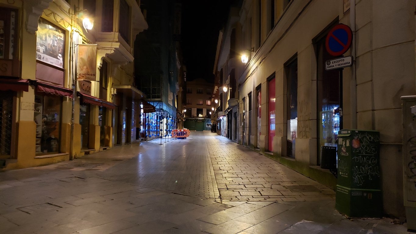 León ha apagado la luz este miércoles a las 23:00 horas. Es la primera jornada de confinamiento perimetral para la capital y San Andrés del Rabanedo. A esa hora la calle en la ciudad era un desierto.