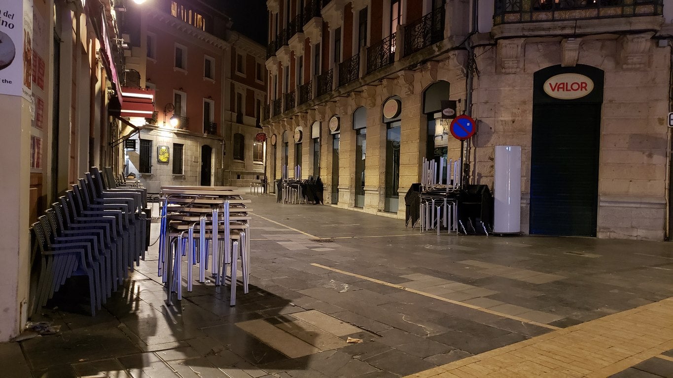 León ha apagado la luz este miércoles a las 23:00 horas. Es la primera jornada de confinamiento perimetral para la capital y San Andrés del Rabanedo. A esa hora la calle en la ciudad era un desierto.