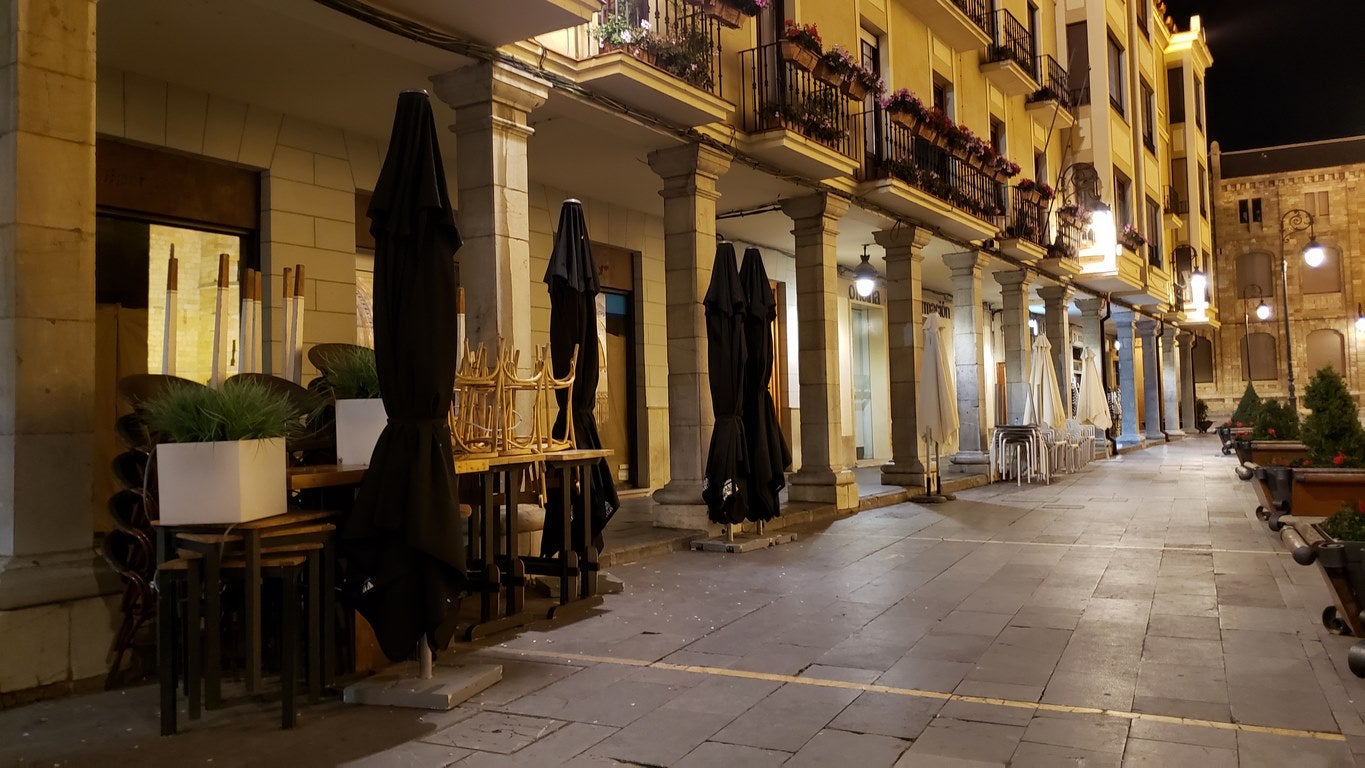 León ha apagado la luz este miércoles a las 23:00 horas. Es la primera jornada de confinamiento perimetral para la capital y San Andrés del Rabanedo. A esa hora la calle en la ciudad era un desierto.