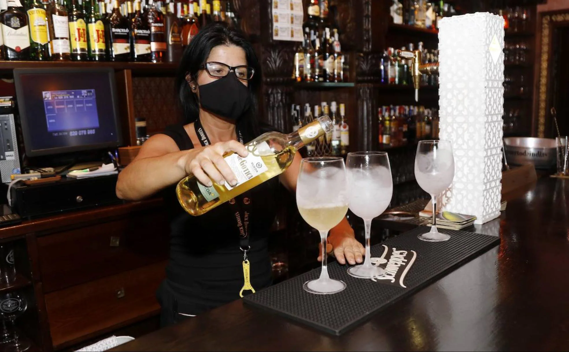 Vanessa Berros sirve unas copas de vino en la Sala Jet Set.
