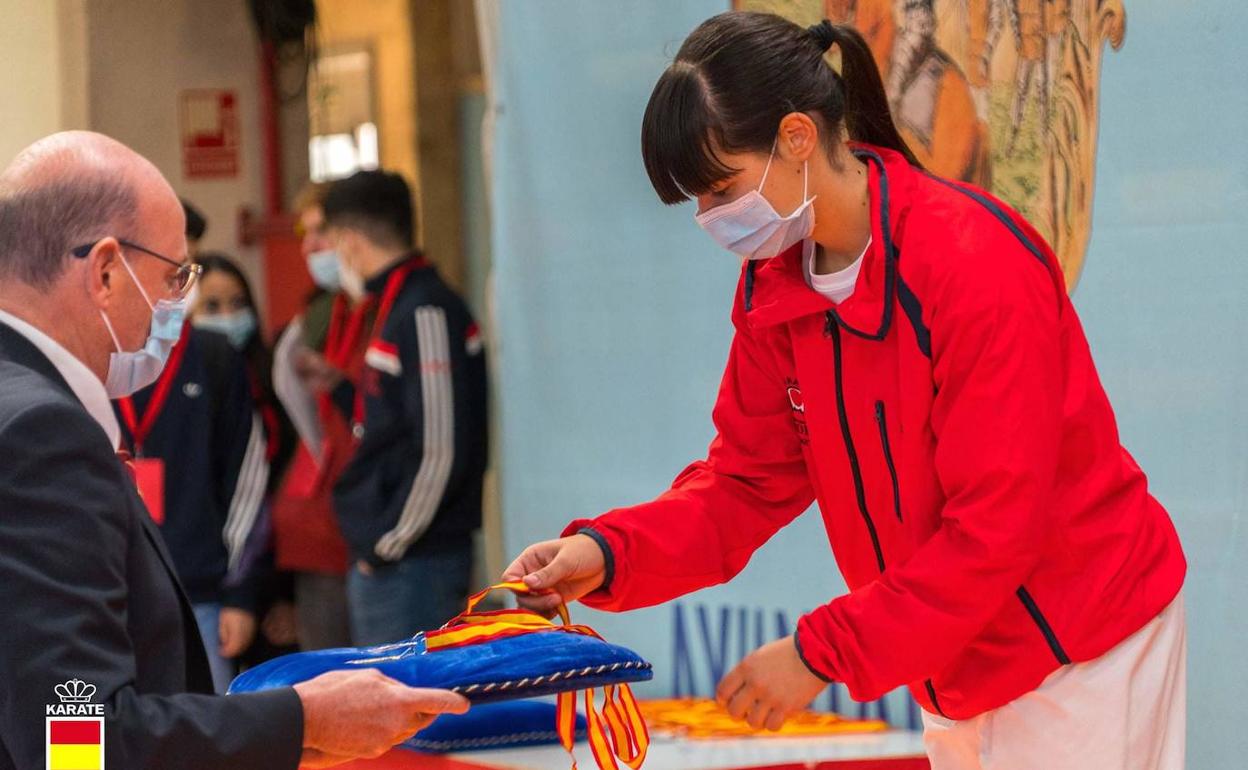 Claudia recoge la medalla de plata