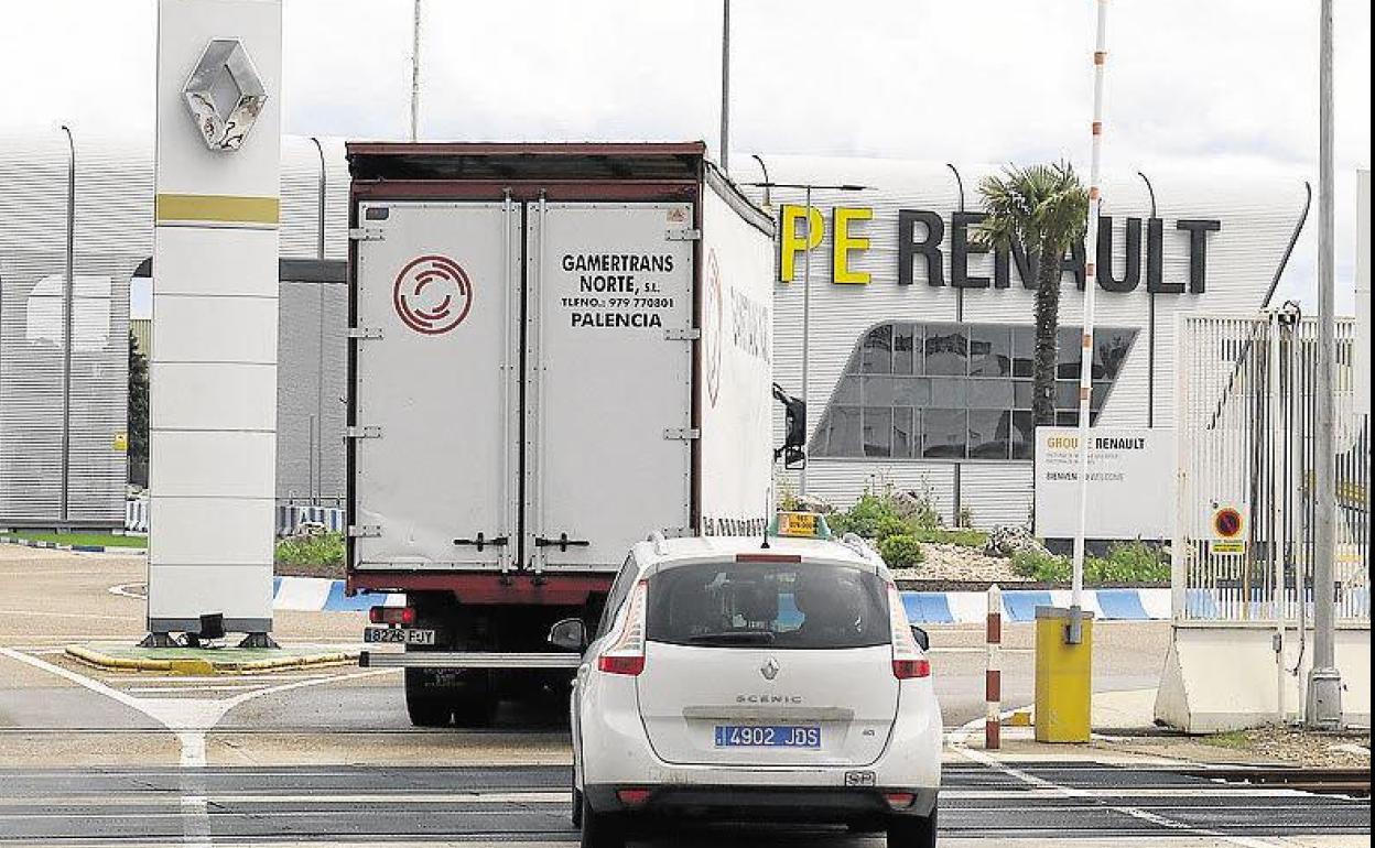 Entrada a una de las factorías de Renault en Castilla y León.