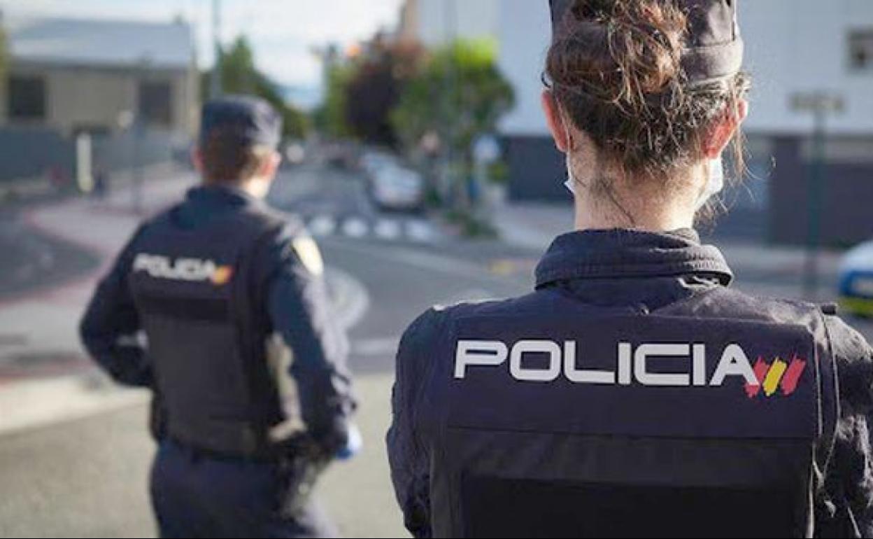 Efectivos de la Policía Nacional durante un control rutinario.