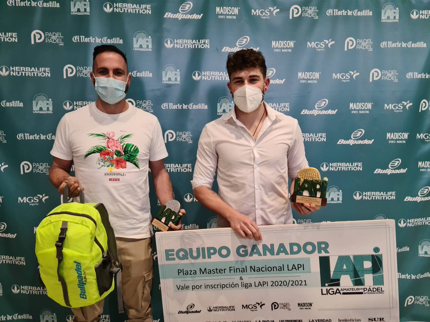 Los galardonados recogen sus trofeos. 