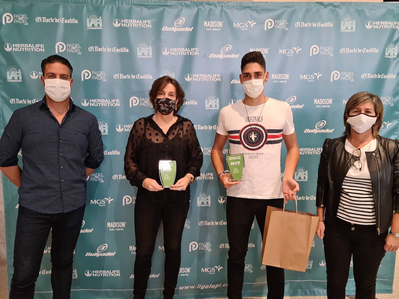 Los galardonados recogen sus trofeos. 