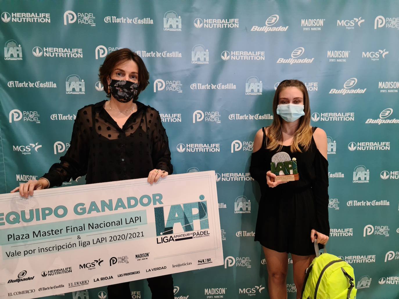 Los galardonados recogen sus trofeos. 