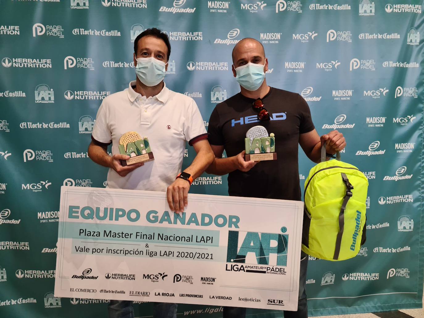 Los galardonados recogen sus trofeos. 