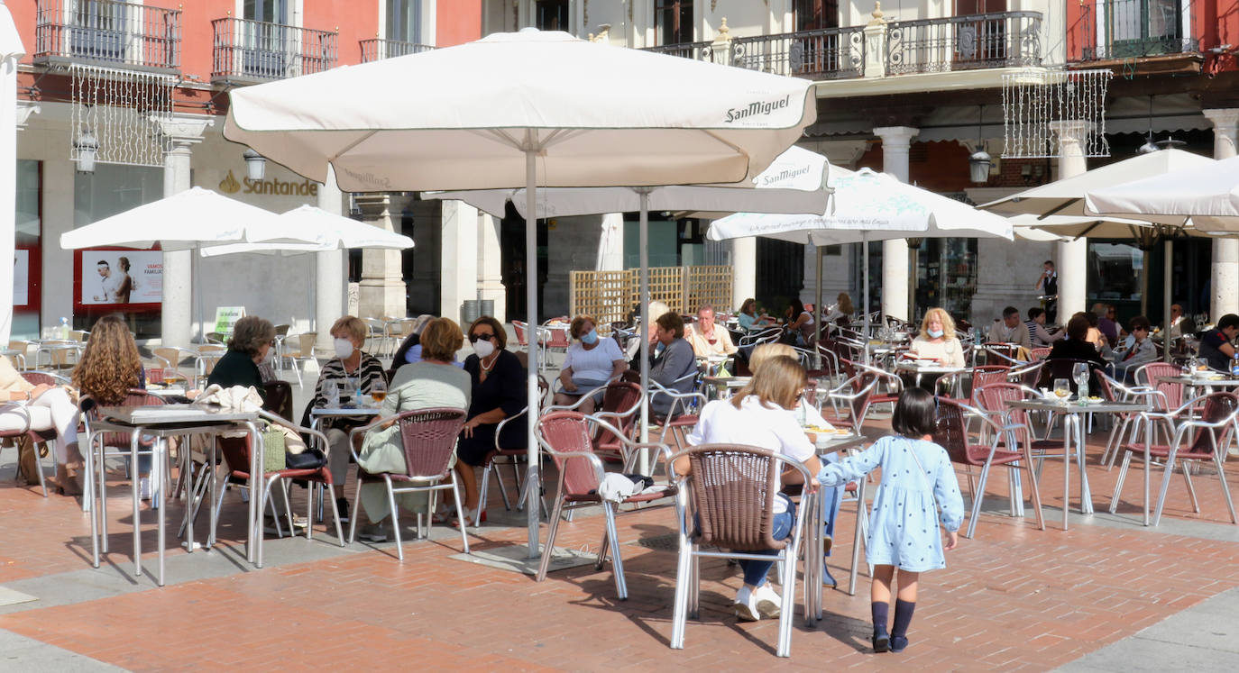 Los vallisoletanos han recibido el viernes de puente disfrutando de las buenas temperaturas en las terrazas de la ciudad.