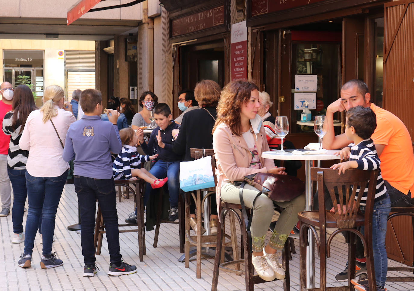 Los vallisoletanos han recibido el viernes de puente disfrutando de las buenas temperaturas en las terrazas de la ciudad.