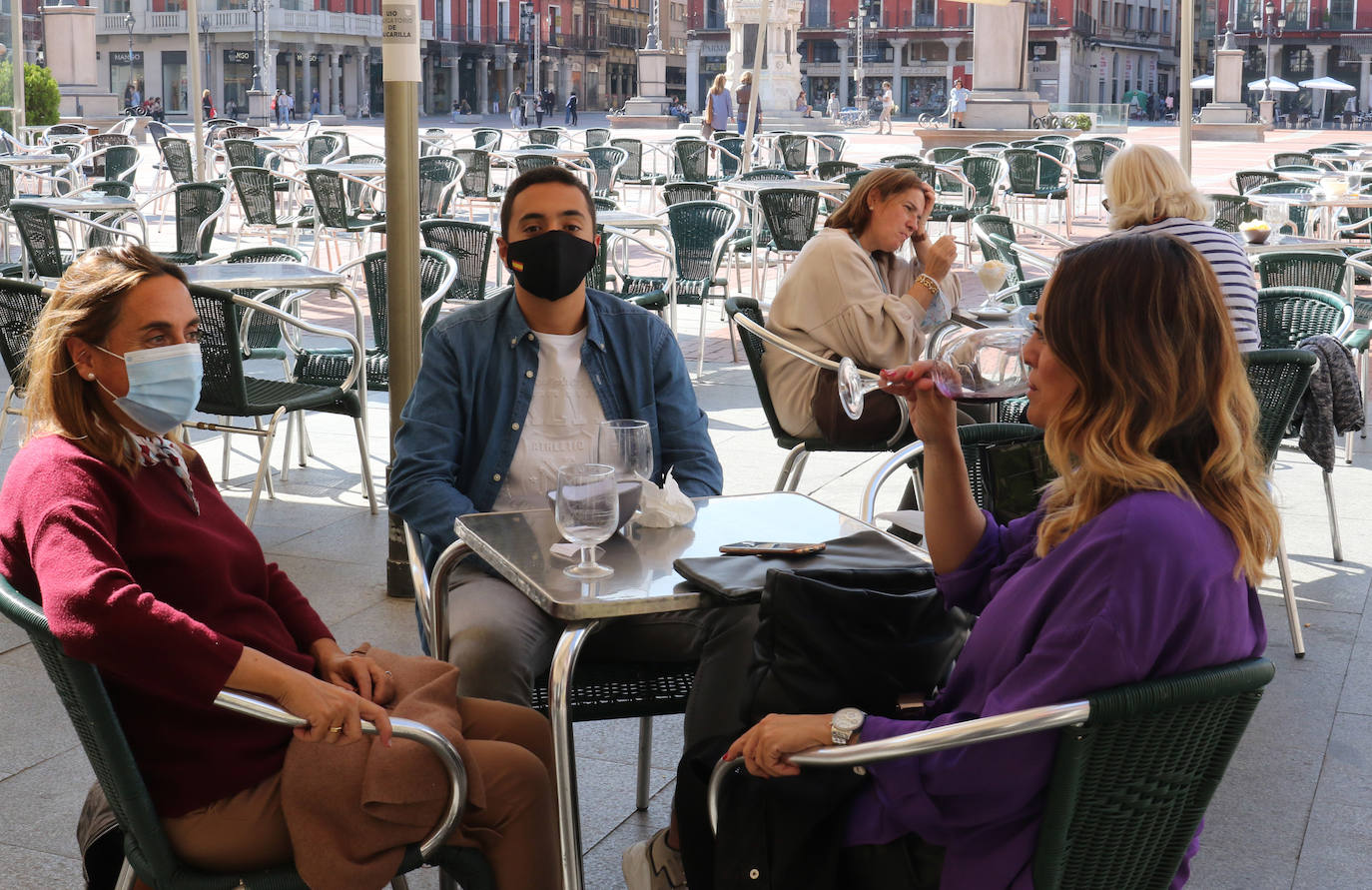 Los vallisoletanos han recibido el viernes de puente disfrutando de las buenas temperaturas en las terrazas de la ciudad.