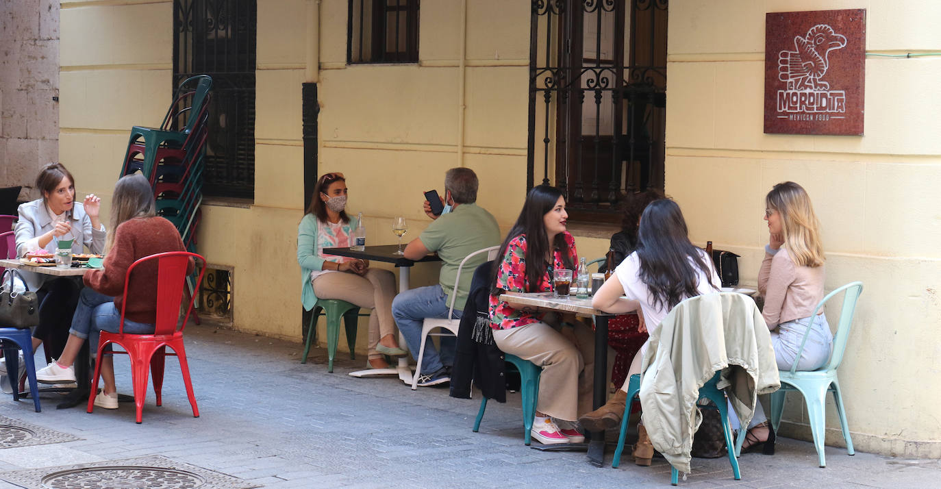 Los vallisoletanos han recibido el viernes de puente disfrutando de las buenas temperaturas en las terrazas de la ciudad.