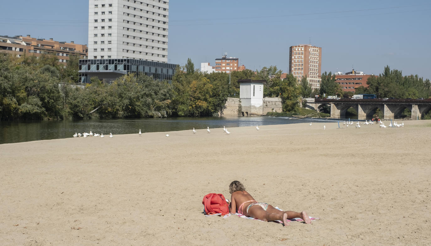 Los vallisoletanos han recibido el viernes de puente disfrutando de las buenas temperaturas en las terrazas de la ciudad.