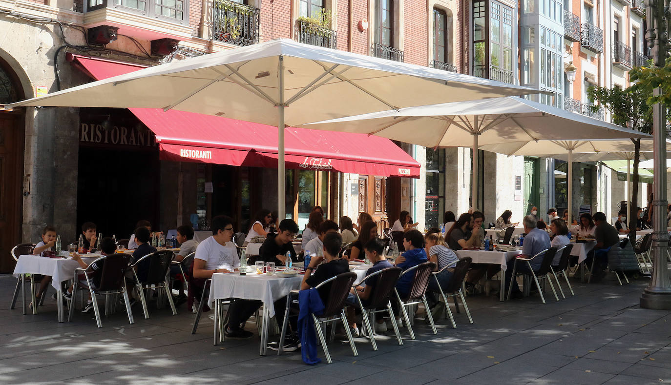 Los vallisoletanos han recibido el viernes de puente disfrutando de las buenas temperaturas en las terrazas de la ciudad.