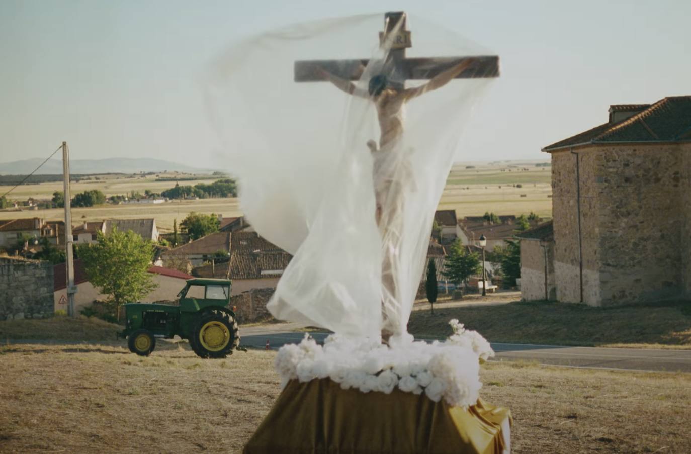 Imagen secundaria 1 - Distintam imágenes del videoclip.