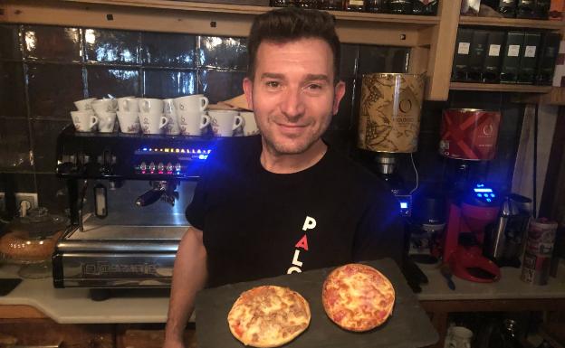 Carlos Nieto, con unas minipizzas elaboradas con torta de Aranda