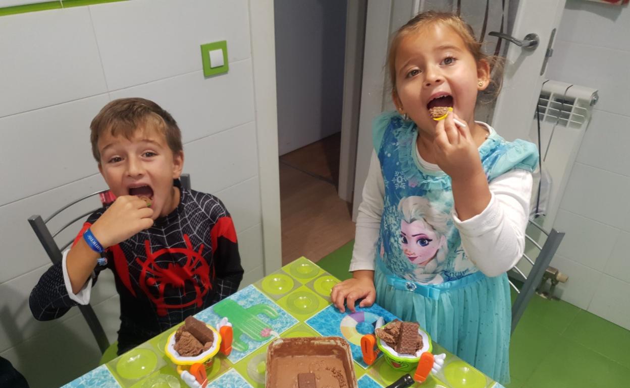 Álex y Nora prueban el resultado de su helado de huesitos