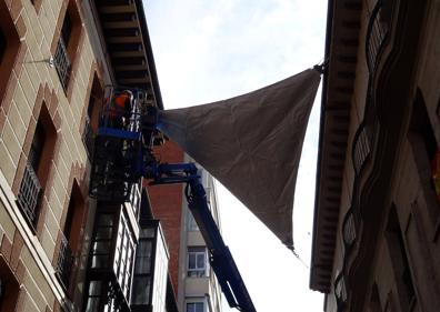 Imagen secundaria 1 - Instalación de los toldos vegetales de la calle Santa María.