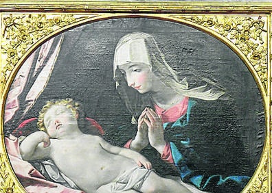 Imagen secundaria 1 - Arriba,altar del Cristo y la Soledad, con tallas de Santiago apóstol y Santa Bárbara; abajo, cuadro de la Virgen y el Niño Jesús e interior de la Iglesia Parroquial.