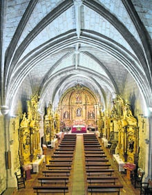 Imagen secundaria 2 - Arriba,altar del Cristo y la Soledad, con tallas de Santiago apóstol y Santa Bárbara; abajo, cuadro de la Virgen y el Niño Jesús e interior de la Iglesia Parroquial.