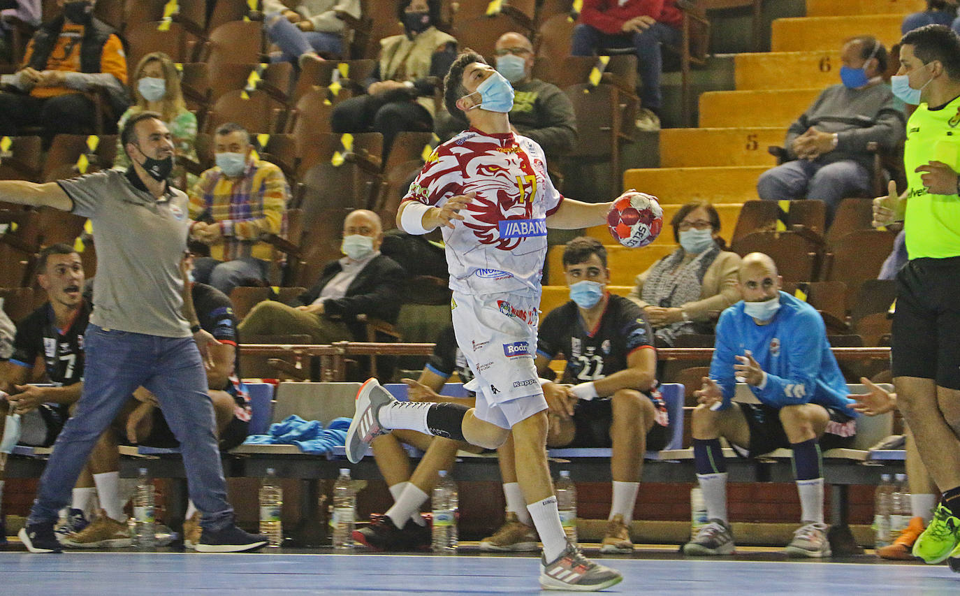 Fotos: El Ademar y el SinFin hacen historia en el primer partido con mascarillas