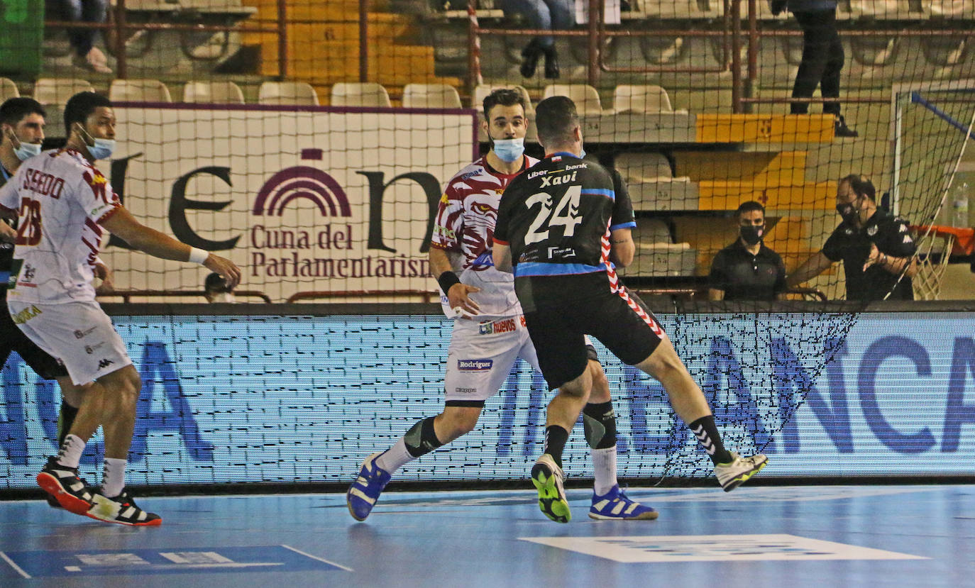 Fotos: El Ademar y el SinFin hacen historia en el primer partido con mascarillas