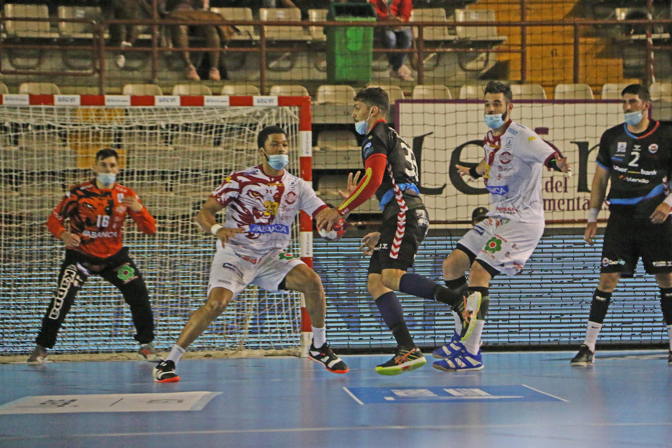 Fotos: El Ademar y el SinFin hacen historia en el primer partido con mascarillas