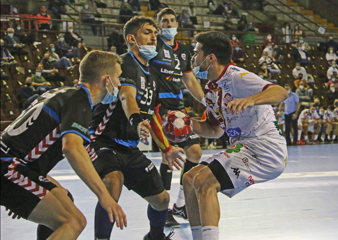 Fotos: El Ademar y el SinFin hacen historia en el primer partido con mascarillas