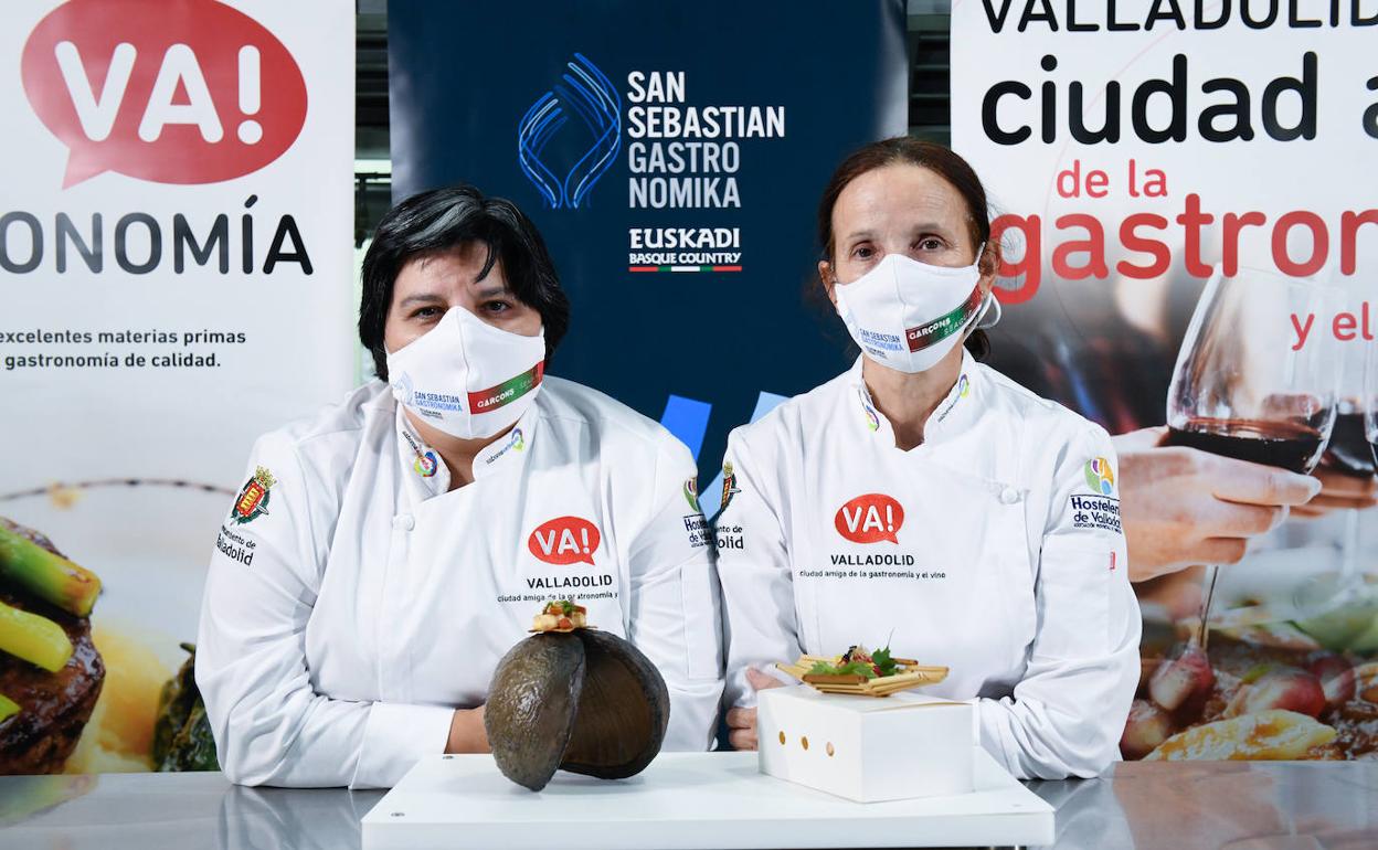 Isabel González y Teresa Cordero cocinaron sus tapas viajeras en la Escuela Internacional de Cocina Fernando Pérez. 