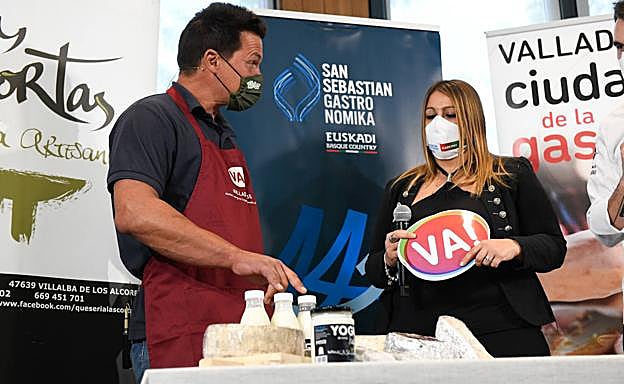 Imagen principal - Arriba, el productor de quesos Ricardo Miranda, de Las Cortas de Blas; Abajo a la iquierda, Sara Brezmes, de Aceite Pago de Valdecuevas; y 