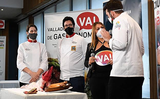 Ana María García y Juan Báñez, del restaurante La Parrilla de San Lorenzo, explicaron las características del lechazo churro y cómo hay que asarlo en horno le leña con agua y sal para obtener sus mejores cualidades. 