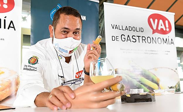 Toño Gonzñalez con su tapa 'Copa y puro''. 