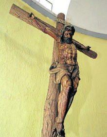 Imagen secundaria 2 - Arriba, interior de la iglesia de San Cucufate y San Pelayo; abajo, San Juan Bautista y Cristo Crucificado. 