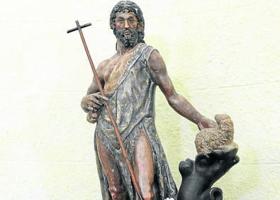Imagen secundaria 1 - Arriba, interior de la iglesia de San Cucufate y San Pelayo; abajo, San Juan Bautista y Cristo Crucificado. 