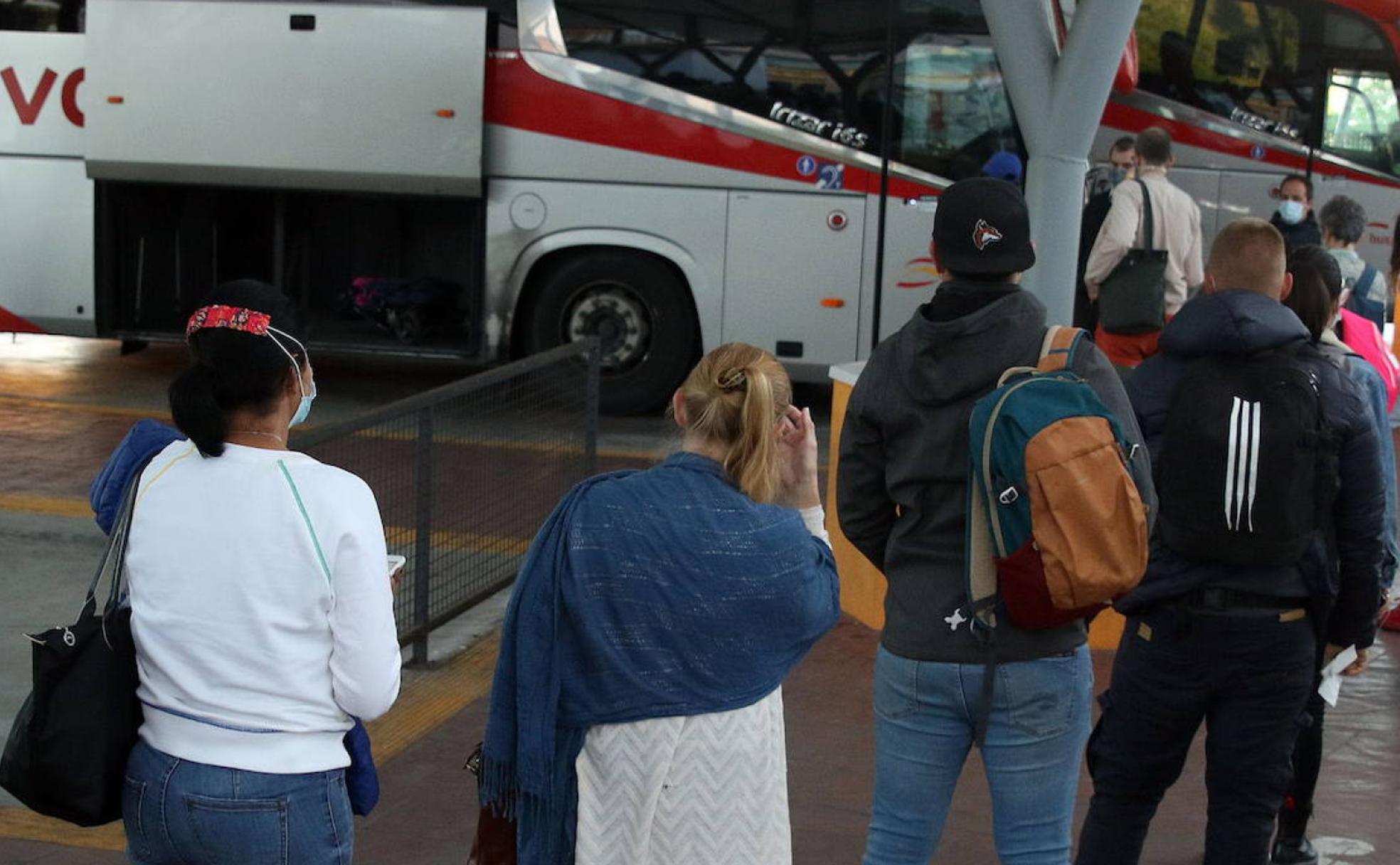Un grupo de usuarios esperan para subir al autobús que cubre el trayecto a Madrid. 