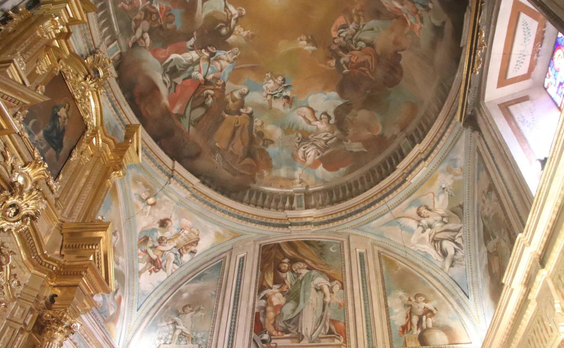 Cúpula del camarín, en la que se aprecian grietas. 