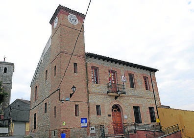 Imagen secundaria 1 - Arriba, vista general del pueblo; abajo, Ayuntamiento y ermita de Nuestra Señora de la Virgen del Prado. 