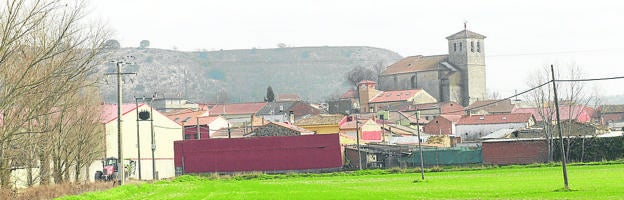 Imagen principal - Arriba, vista general del pueblo; abajo, Ayuntamiento y ermita de Nuestra Señora de la Virgen del Prado. 