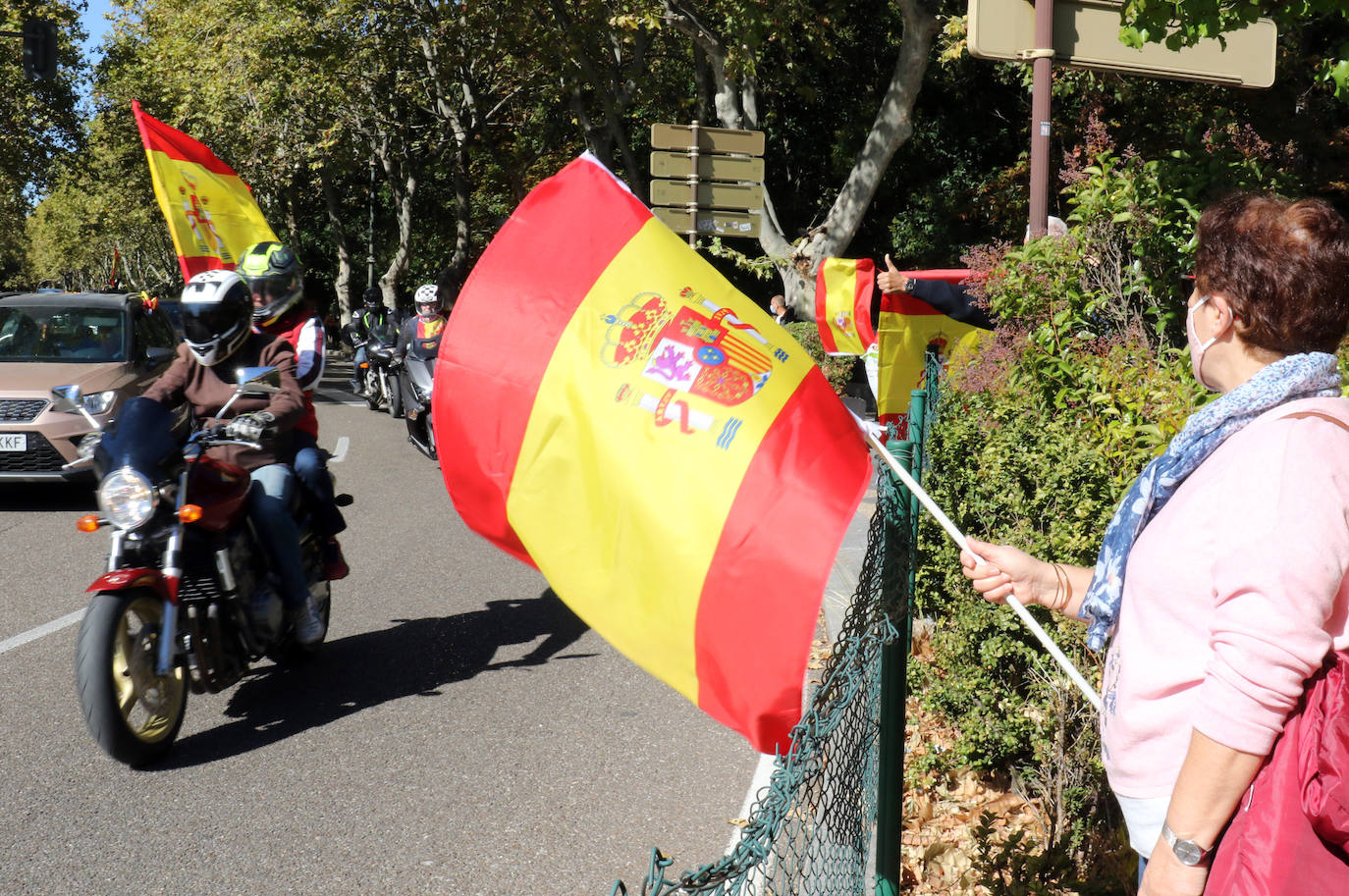 Fotos: Manifestación en Valladolid con motivo de la Fiesta Nacional