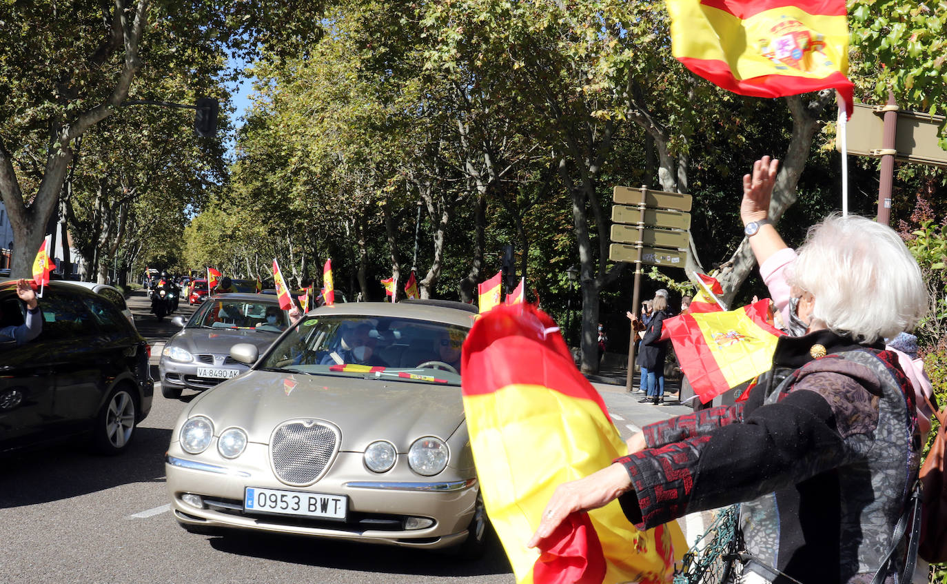 Fotos: Manifestación en Valladolid con motivo de la Fiesta Nacional